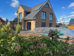 Ein Traum wird wahr! Großzügiges Einfamilienhaus mit überdachtem Pool und riesigem Garten - Außenansicht hinten